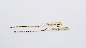 Øreringe - elegante og stilrene forgyldte ørekrog med hvid perle og kæde 